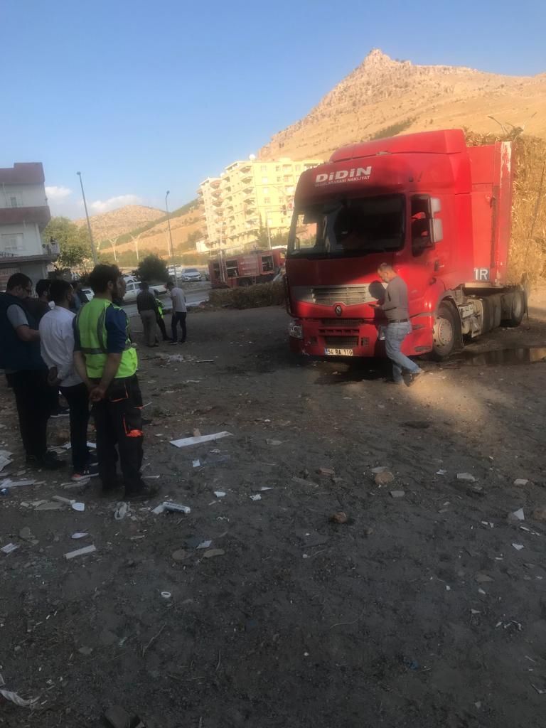 Derik’te TIR geçişlerine izin verildi; yine kaza meydana geldi