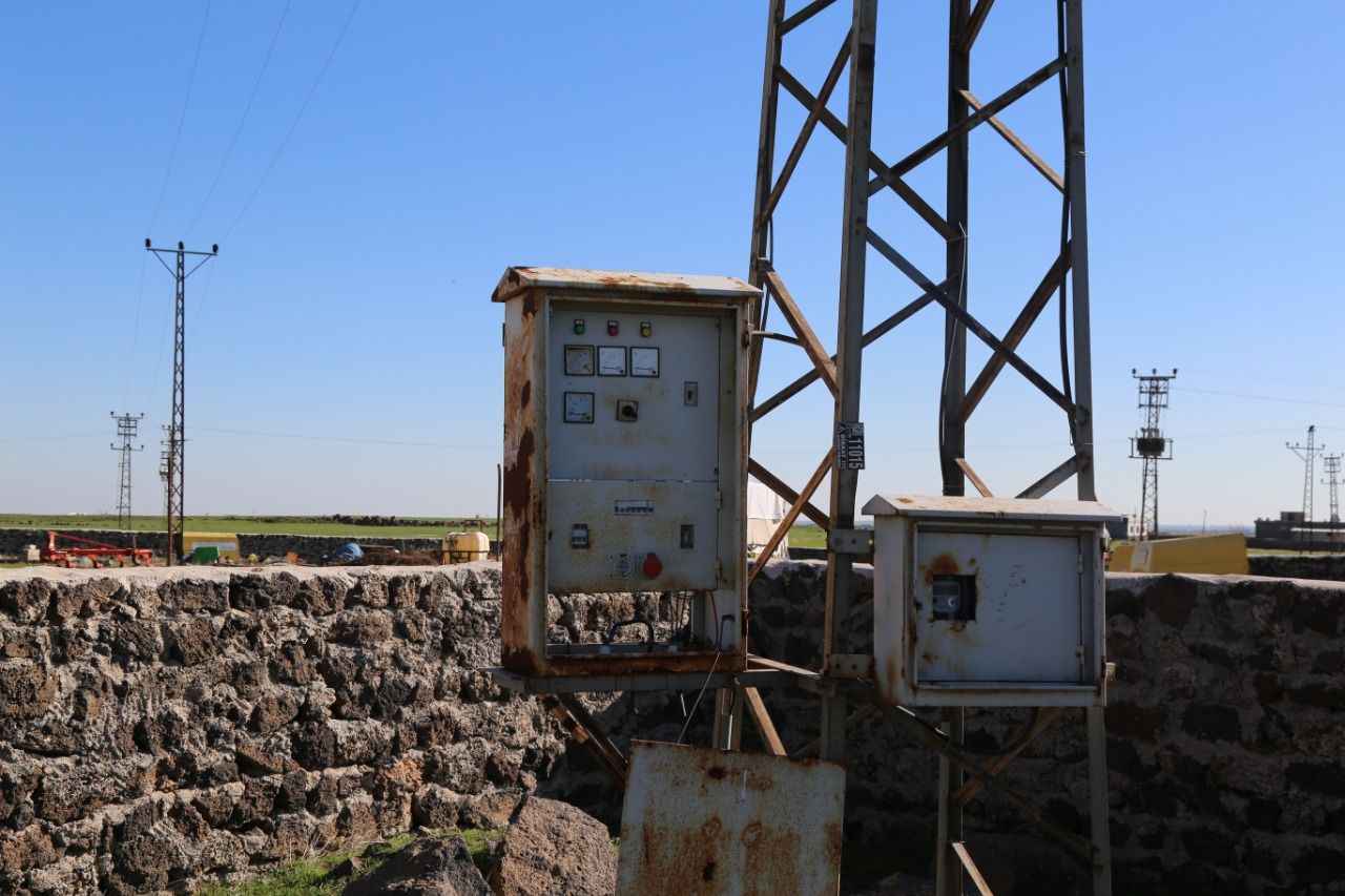 Derik’te trafosu yanan köyde 10 gündür elektrik yok! Meclise taşındı