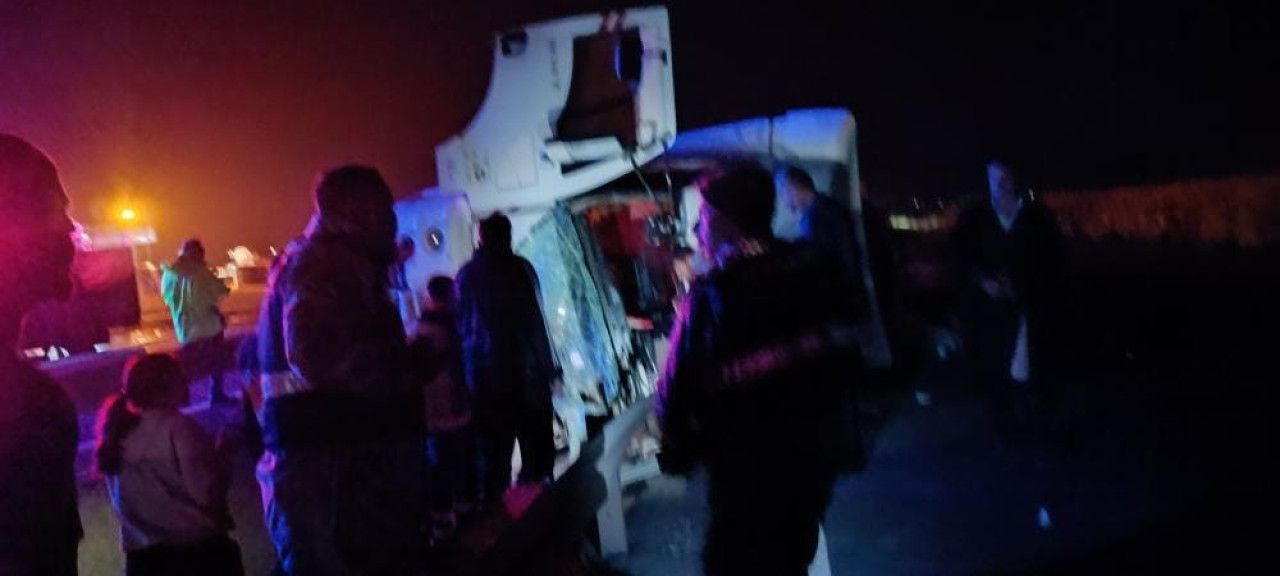 Derik’te tır bariyere saplandı, sürücü ölümden döndü