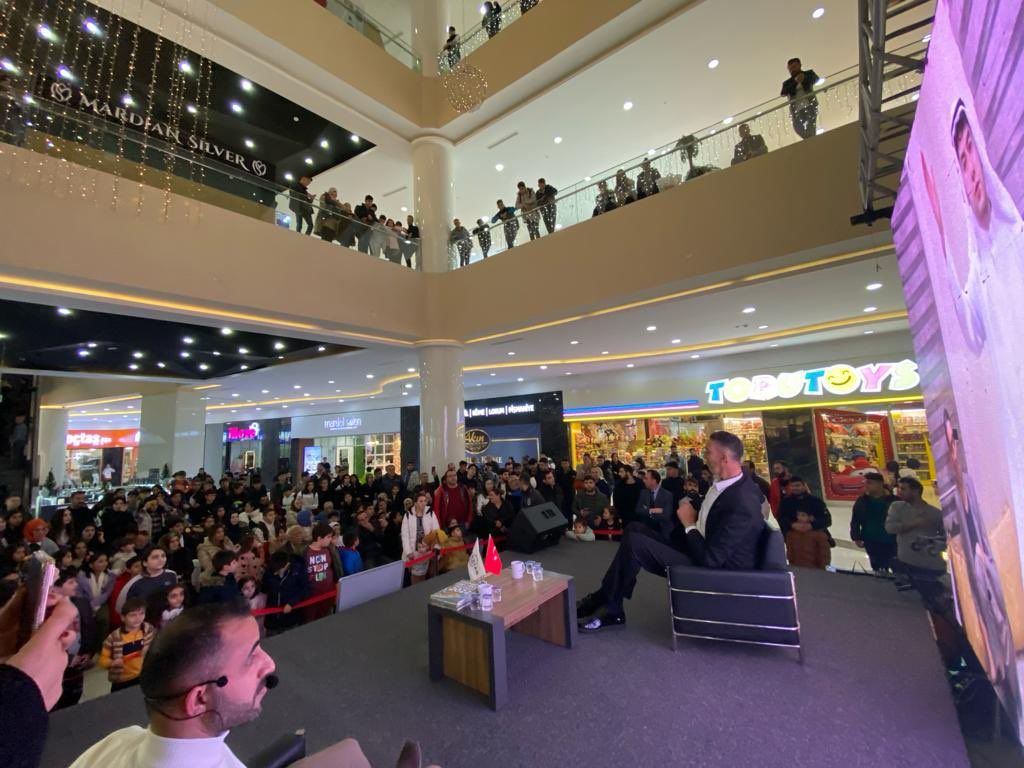 Dünyanın en uzun adamıyla en uzun geceyi geçirdiler