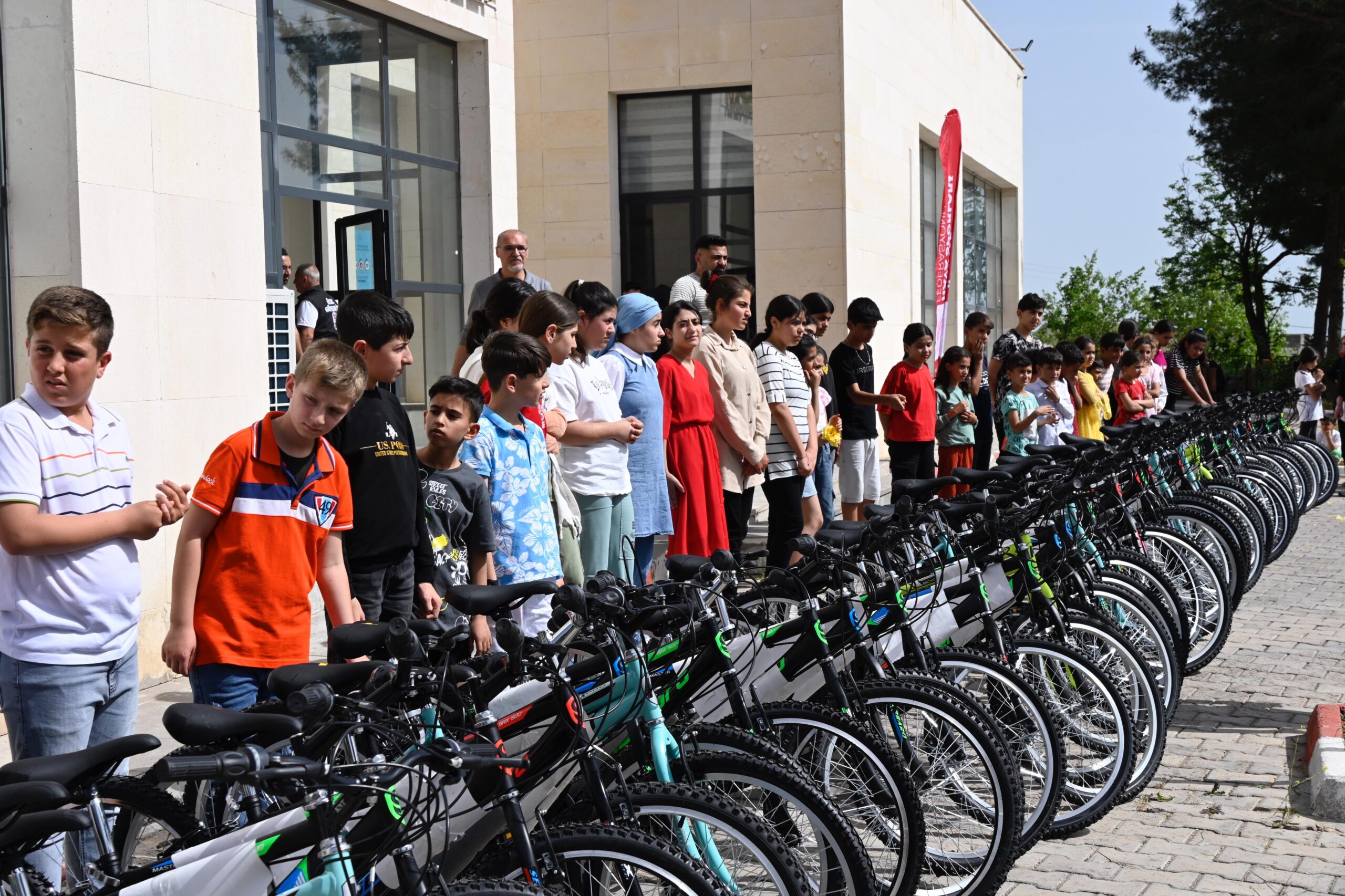 Derik’te 52 çocuğa bisiklet hediye edildi