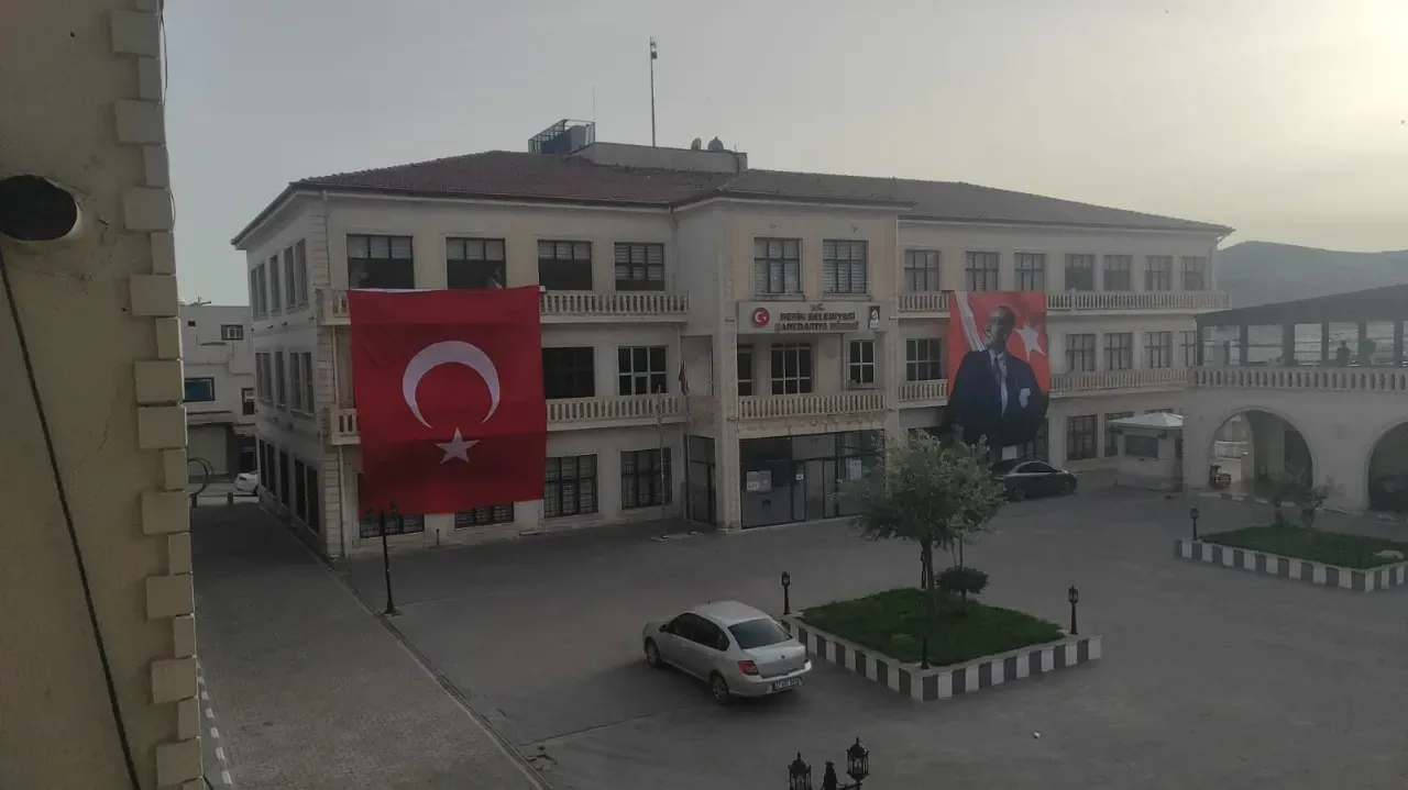 Derik Belediyesi’nden “Bayrak” açıklaması