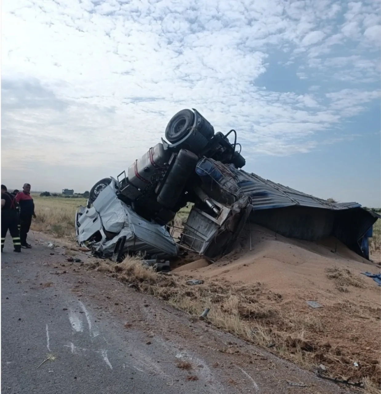 Derik’te tır devrildi! Şoför yaralandı