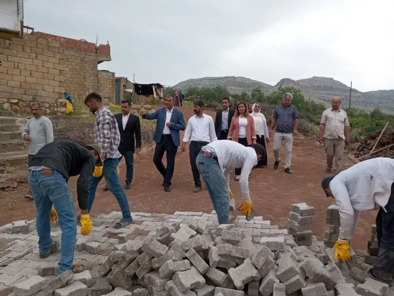 Derik Belediyesi Eş başkanları parke çalışmalarını yerinde inceledi