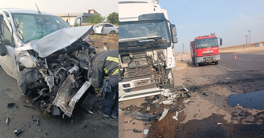 TIR ile hafif ticari araç kafa kafaya çarpıştı