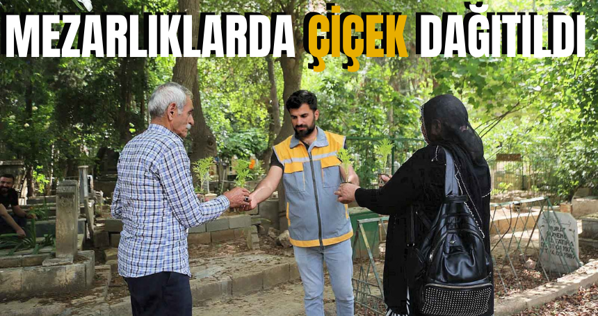 Mezarlıklarda çiçek dağıtıldı