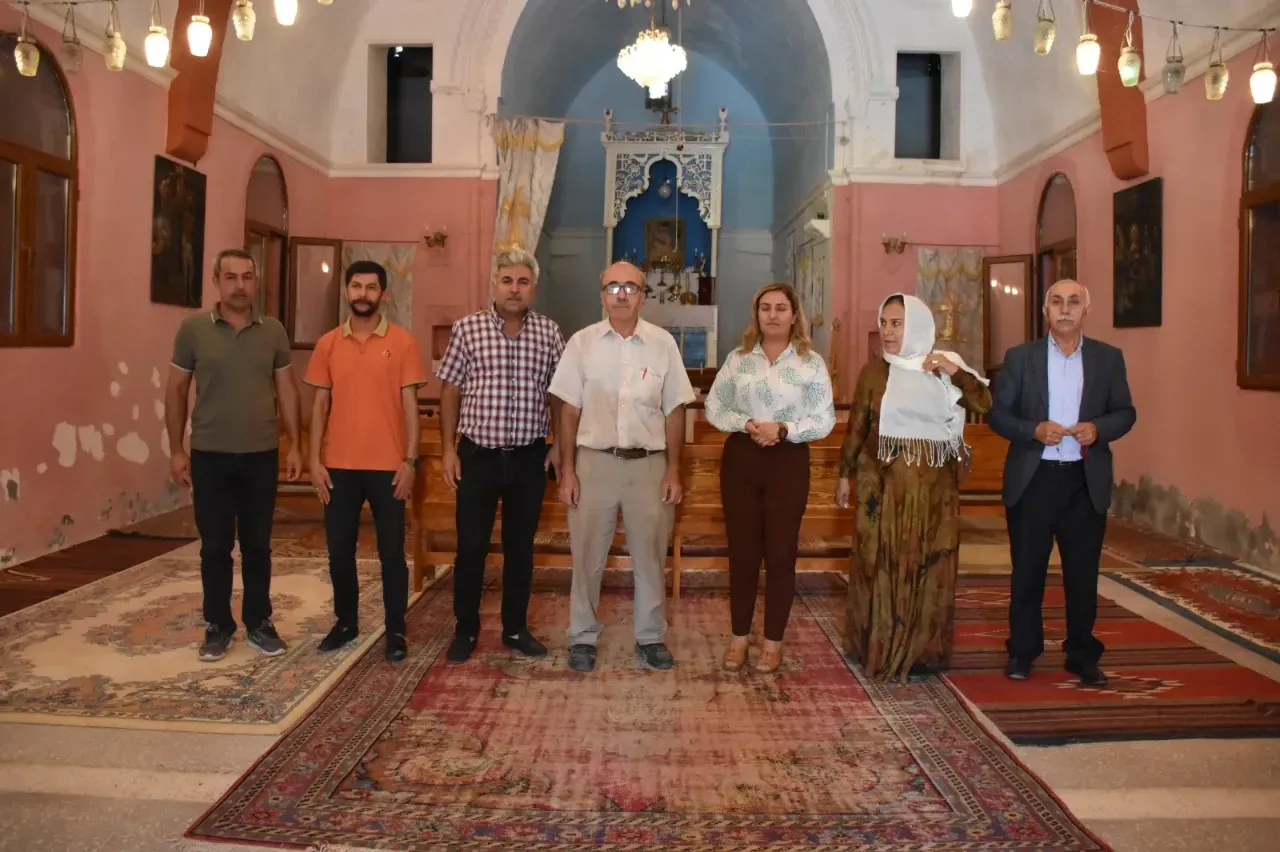 Derik Belediye Eş Başkanı Özbahçeci Ermeni Kilisesini Ziyaret Etti