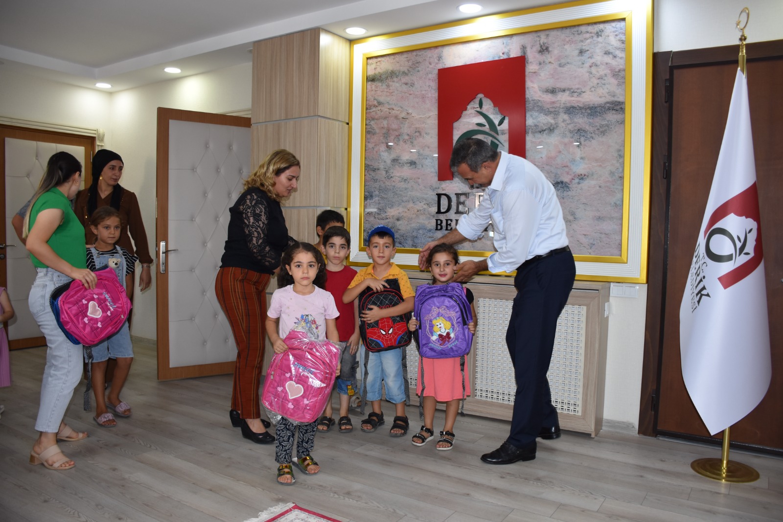 Derik’te öğrencilere çanta hediye edildi