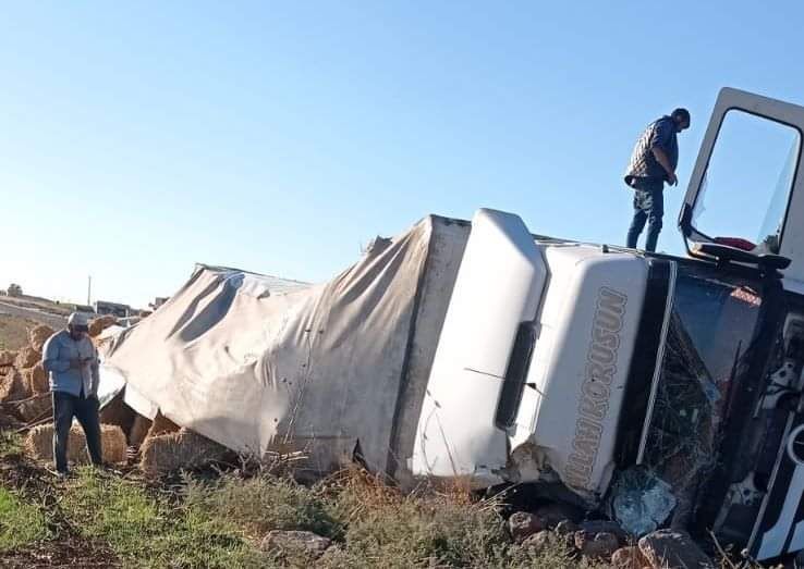 Derik’te saman yüklü TIR devrildi