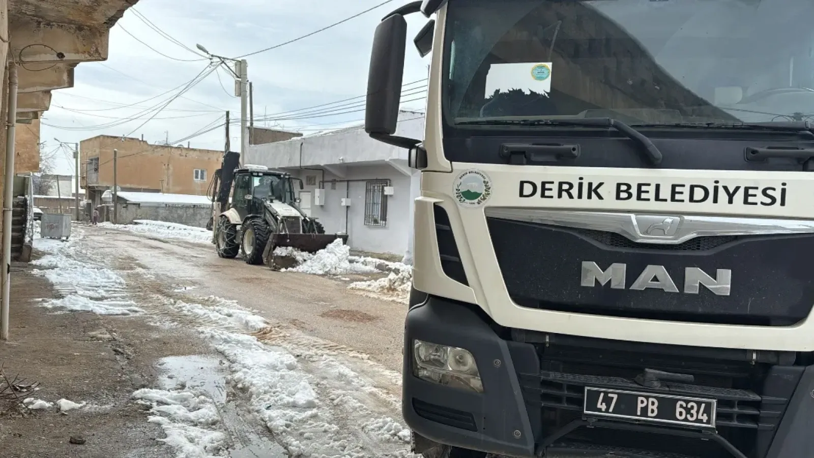 Derik Belediyesi Merkez Mahallelerde Kar ve Buz Temizleme Çalışmalarını Sürdürüyor